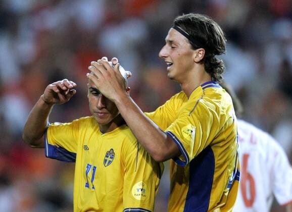 Henrik Larsson (li.) wird nach einer vergebenen Torchance von seinem Stürmerkollegen Zlatan Ibrahimovic (beide Schweden) getröstet Fußball EM Herren Euro 2004, Europameisterschaft, Länderspiel, Nationalmannschaft, Nationalteam, Viertelfinale, Gruppe Faro-Loule Harmonie Enttäuschung, Kameradschaft,