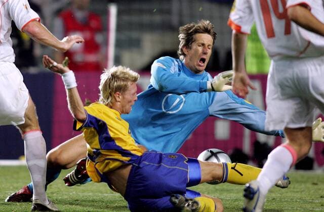 Torwart Edwin van der Sar (Niederlande) rettet gegen Christian Wilhelmsson (Schweden) Fußball EM Herren Euro 2004, Europameisterschaft, Länderspiel, Nationalmannschaft, Nationalteam, Viertelfinale Gruppe Faro Dynamik, Abwehr,