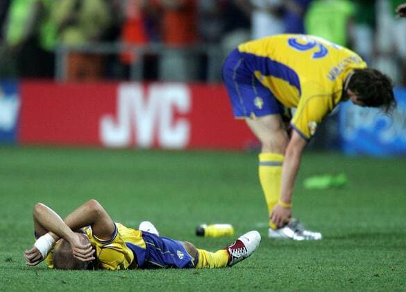 Fredrik Ljungberg (Schweden) liegt nach dem Aus im Viertelfinale enttäuscht am Boden Fußball EM Herren Euro 2004, Europameisterschaft, Länderspiel, Nationalmannschaft, Nationalteam, Viertelfinale, Gruppe Faro-Loule Enttäuschung, Verzweiflung,