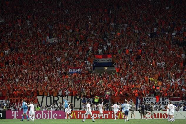Die holländischen Fans feiern ihr Team nach dem Viertelfinalsieg Fußball EM Herren Euro 2004, Europameisterschaft, Länderspiel, Nationalmannschaft, Nationalteam, Viertelfinale Totale Klatschen Faro Freude, Begeisterung,