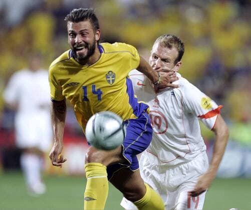 Alexander Östlund (li., Schweden) hält sich Arjen Robben (Niederlande) unsanft vom Leib Fußball EM Herren Euro 2004, Europameisterschaft, Länderspiel, Nationalmannschaft, Nationalteam, Viertelfinale, Vdig Gruppe Faro-Loule Dynamik, Kampf,