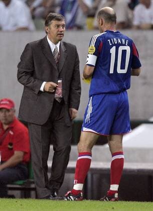 Nationaltrainer Jacques Santini (li.) gibt Zinedine Zidane (beide Frankreich) Anweisungen Fußball EM Herren Euro 2004, Europameisterschaft, Länderspiel, Nationalmannschaft, Nationalteam, Viertelfinale, Vdig Gruppe Lissabon