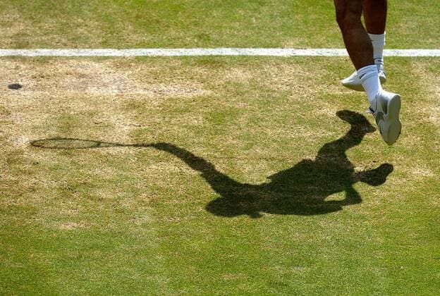 Roger Federer (Schweiz) wirft einen Schatten auf den Rasen Tennis Herren All England Championships 2004, Grand Slam, ATP-Tour, Rasen, Rasenplatz, Rasentennis, Rasenturnier Einzelbild Wimbledon London