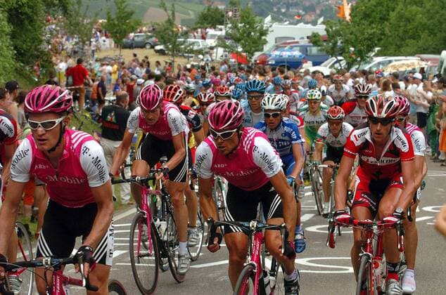 Matthias Kessler (li.), Rolf Aldag (2.v.li.) und Jan Ullrich (alle Deutschland T Mobile, 2.v.re.) führen das Feld an Radsport LM Herren Deutsche Meisterschaft 2004, Landesmeisterschaft, DM, Straßenmeisterschaft, Straßenradsport, Straße Totale Freiburg
