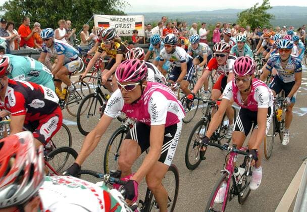 Jan Ullrich (Deutschland T Mobile, li.) inmitten des Peloton Radsport LM Herren Deutsche Meisterschaft 2004, Landesmeisterschaft, DM, Straßenmeisterschaft, Straßenradsport, Straße Totale Freiburg
