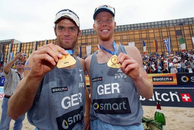 Die Sieger Markus Dieckmann (li.) und Jonas Reckermann (beide Deutschland) präsentieren stolz ihre Goldmedaillen Beachvolleyball Herren Swatch FIVB World Tour 2004, Grand Slam, Worldtour, Beach, Vdig Gruppe Schloßplatz, Schlossplatz Berlin Freude,