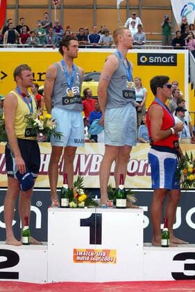 Siegerehrung der Swatch FIVB World Tour 2004, v.li.: Martin Laciga (Schweiz), die Sieger Markus Dieckmann und Jonas Reckermann (beide Deutschland) und Martin Conde (Argentinien) Beachvolleyball Herren Swatch FIVB World Tour 2004, Grand Slam, Worldtour, Beach, Vdig Gruppe Schloßplatz, Schlossplatz Berlin