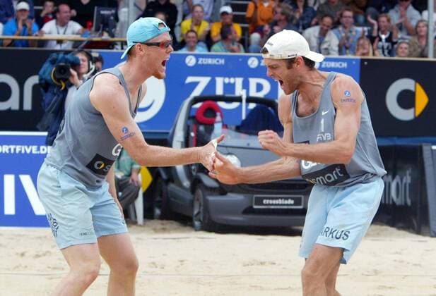 Jonas Reckermann (li.) und Markus Dieckmann (beide Deutschland) jubeln über den Sieg Beachvolleyball Herren Swatch FIVB World Tour 2004, Grand Slam, Worldtour, Beach, Finale, Endspiel, Vdig Gruppe Schloßplatz, Schlossplatz Berlin Freude, Begeisterung,