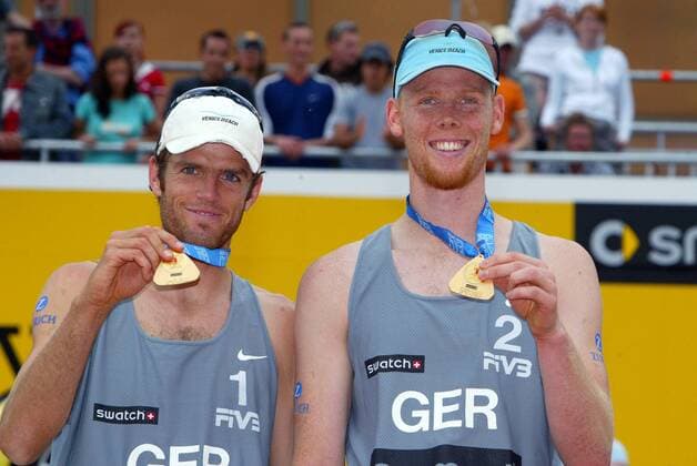 Die Sieger Markus Dieckmann (li.) und Jonas Reckermann (beide Deutschland) präsentieren ihre Goldmedaillen Beachvolleyball Herren Swatch FIVB World Tour 2004, Grand Slam, Worldtour, Beach, Finale, Endspiel, Vdig Gruppe Schloßplatz, Schlossplatz Berlin Freude,