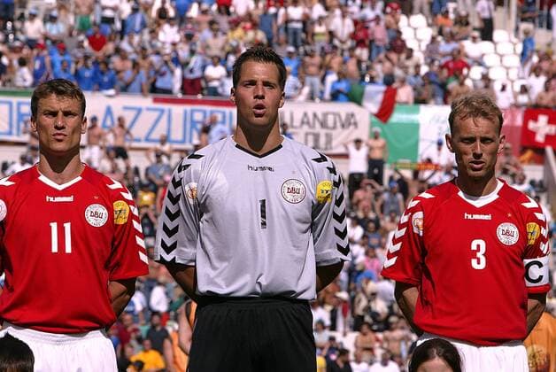 Nationalhymne Dänemark v.li.: Ebbe Sand, Torwart Thomas Sörensen und Rene Henriksen - VERÖFFENTLICHUNGSRECHTE NUR FÜR DEUTSCHE MEDIEN Fußball EM Herren Euro 2004, Europameisterschaft, Länderspiel, Nationalmannschaft, Nationalteam, Gruppe C, Vdig Gruppe Guimaraes