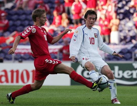 Tomas Rosicky (Tschechien, re.) gegen Martin Jörgensen (Dänemark) Fußball EM Herren Euro 2004, Europameisterschaft, Länderspiel, Nationalmannschaft, Nationalteam, Viertelfinale, Vdig Gruppe Porto Dynamik,