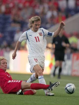 Pavel Nedved (Tschechien, re.) wird von Christian Poulsen (Dänemark) abgegrätscht Fußball EM Herren Euro 2004, Europameisterschaft, Länderspiel, Nationalmannschaft, Nationalteam, Viertelfinale Gruppe Porto Dynamik, Kampf,