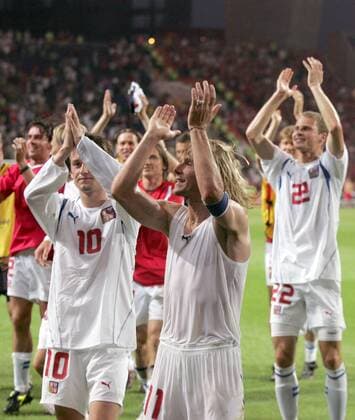 Schlußjubel Tschechien mit Pavel Nedved (li.) und Tomas Rosicky Fußball EM Herren Euro 2004, Europameisterschaft, Länderspiel, Nationalmannschaft, Nationalteam, Viertelfinale Gruppe Porto Freude, Begeisterung,