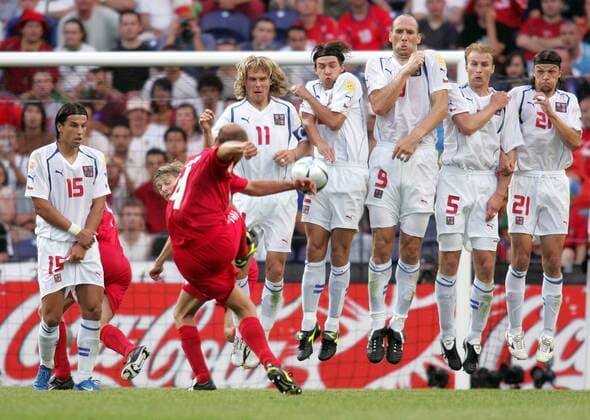 Abwehrmauer Tschechien bei einem Freistoß von Claus Jensen (Dänemark, 2.v.li.), v.li.: Milan Baros, Pavel Nedved, Zdenek Grygera, Jan Koller, Rene Bolf und Tomas Ujfalusi Fußball EM Herren Euro 2004, Europameisterschaft, Länderspiel, Nationalmannschaft, Nationalteam, Viertelfinale, Vdig Gruppe Porto