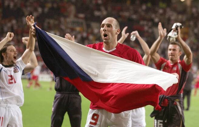 Schlußjubel Tschechien - Jan Koller jubelt mit Nationalflagge Fußball EM Herren Euro 2004, Europameisterschaft, Länderspiel, Nationalmannschaft, Nationalteam, Viertelfinale Einzelbild Porto Freude, Begeisterung,