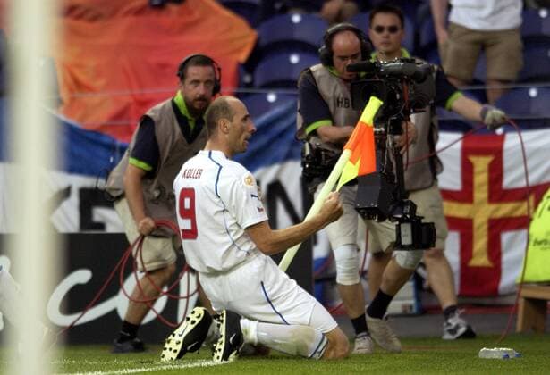 Torschütze Jan Koller (Tschechien) jubelt mit der Eckfahne Fußball EM Herren Euro 2004, Europameisterschaft, Länderspiel, Nationalmannschaft, Nationalteam, Viertelfinale, Vdig Gruppe Porto Freude,