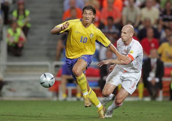 Zlatan Ibrahimovic (Schweden, li.) gegen Jaap Stam (Niederlande) Fußball EM Herren Euro 2004, Europameisterschaft, Länderspiel, Nationalmannschaft, Nationalteam, Viertelfinale, Vdig Gruppe Faro-Loule Dynamik,