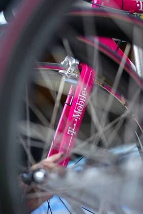 Fahrradgabel mit dem Schriftzug des Sponsors T Mobile Radsport Herren Deutschlandtour 2004, Deutschlandrundfahrt, Rundfahrt, Straßenradsport, Straße, Rad, Zeitfahren Einzelbild 1. Etappe: Einzelzeitfahren Karlsruhe Karlsruhe