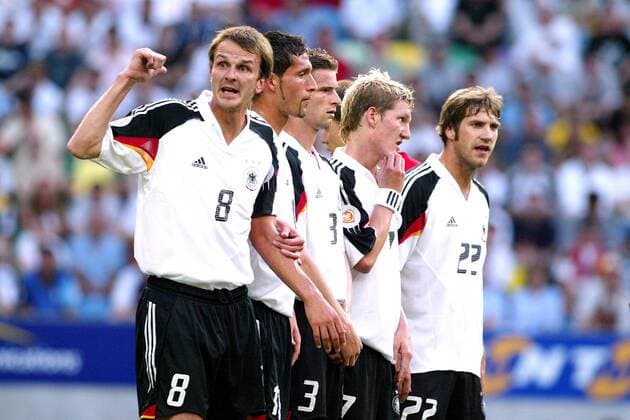 Dietmar Hamann (li.) ordert verzweifelt noch einen Spieler für die Mauer, daneben v. li.: Kevin Kuranyi, Arne Friedrich, Bastian Schweinsteiger und Torsten Frings (alle Deutschland) Fußball EM Herren Euro 2004, Europameisterschaft, Länderspiel, Nationalmannschaft, Nationalteam, Gruppe D Gruppe Lissabon Verzweiflung,