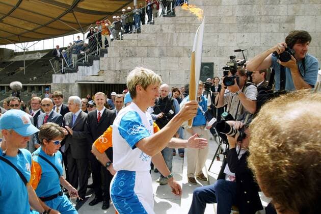 Die Olympische Flamme erreicht Berlin: Ruderin Kathrin Boron (Deutschland) mit der Olympischen Fackel OS Sommer Damen Vorschau Olympische Sommerspiele 2004, Olympia, Olympiade, Spiele Einzelbild Olympischer Fackellauf, Olympiafackel, Feuer Berlin