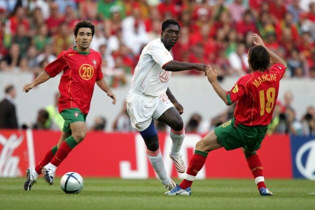 Clarence Seedorf (Niederlande, Mitte) gegen Deco (li.) und Maniche (beide Portugal) Fußball EM Herren Euro 2004, Europameisterschaft, Länderspiel, Nationalmannschaft, Nationalteam, Halbfinale, Vdig Gruppe Lissabon Dynamik,