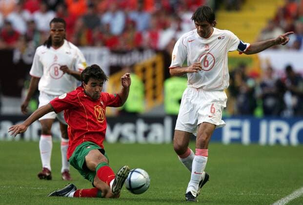 Deco (Portugal, li.) gegen Phillip Cocu (Niederlande) Fußball EM Herren Euro 2004, Europameisterschaft, Länderspiel, Nationalmannschaft, Nationalteam, Halbfinale, Vdig Gruppe Lissabon Dynamik,