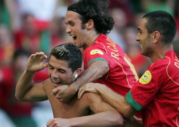 Torjubel Portugal, v.li.: Torschütze Cristiano Ronaldo, Carvalho und Costinha Fußball EM Herren Euro 2004, Europameisterschaft, Länderspiel, Nationalmannschaft, Nationalteam, Halbfinale, Vdig Gruppe Lissabon Begeisterung, Freude,