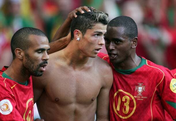 Torjubel Portugal, v.li.: Costinha, Torschütze Cristiano Ronaldo und Miguel Fußball EM Herren Euro 2004, Europameisterschaft, Länderspiel, Nationalmannschaft, Nationalteam, Halbfinale, Vdig Gruppe Lissabon Freude,