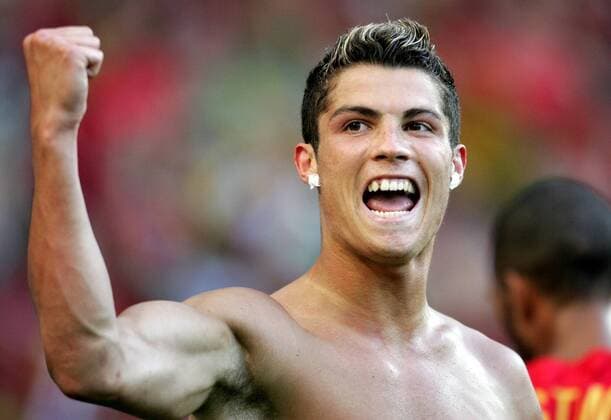Cristiano Ronaldo (Portugal) lässt beim Torjubel seine Muskeln spielen Fußball EM Herren Euro 2004, Europameisterschaft, Länderspiel, Nationalmannschaft, Nationalteam, Halbfinale, Vdig Einzelbild Turnierhighlight Lissabon Begeisterung, Freude,