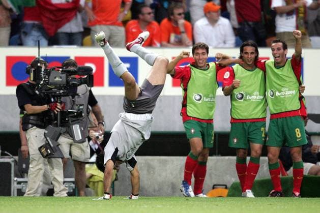 Torwart Ricardo (li.) - Torjubel mit Radwende, sehr zur Belustigung von Armando Petit, Nuno Gomes und Rui Jorge (v.re., alle Portugal) Fußball EM Herren Euro 2004, Europameisterschaft, Länderspiel, Nationalmannschaft, Nationalteam, Halbfinale Gruppe Symbol, Feature Lissabon Glück, Begeisterung, Freude,