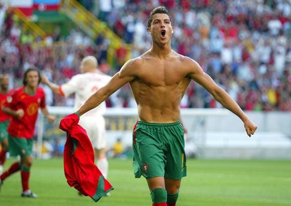 Cristiano Ronaldo (Portugal) zeigt beim Torjubel seinen durchaus sehenswerten Oberkörper Fußball EM Herren Euro 2004, Europameisterschaft, Länderspiel, Nationalmannschaft, Nationalteam, Halbfinale Einzelbild Lissabon Begeisterung, Freude,