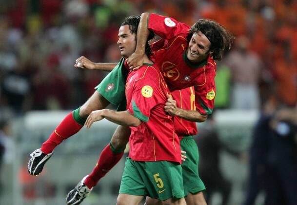 Fernando Couto (li.) feiert den Finaleinzug mit Ricardo Carvalho (beide Portugal) auf seinen Schultern Fußball EM Herren Euro 2004, Europameisterschaft, Länderspiel, Nationalmannschaft, Nationalteam, Halbfinale Gruppe Lissabon Freude,