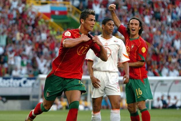 Torschütze Cristiano Ronaldo (vorn) zieht sein Trikot aus, re. jubelt Ricardo Carvalho (beide Portugal), daneben Michael Reiziger (Niederlande) enttäuscht Fußball EM Herren Euro 2004, Europameisterschaft, Länderspiel, Nationalmannschaft, Nationalteam, Halbfinale Gruppe Lissabon Freude,