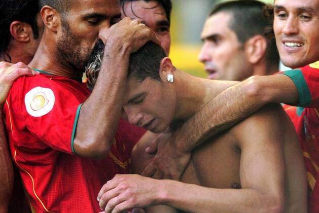 Torschütze Cristiano Ronaldo (Portugal, Mitte) wird von Costinha und anderen Mitspielern umjubelt Fußball EM Herren Euro 2004, Europameisterschaft, Länderspiel, Nationalmannschaft, Nationalteam, Halbfinale Gruppe Lissabon Freude, Begeisterung,