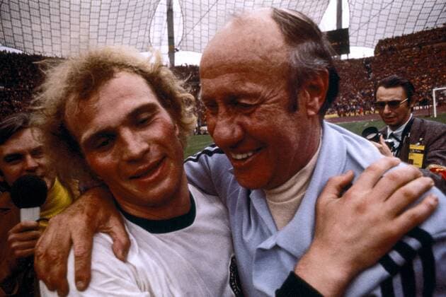 Uli Hoeneß (li.) und Bundestrainer Helmut Schön (BR Deutschland) liegen sich in den Armen Fußball WM Herren DEUTSCHSPRACHIGE SPORTZEITSCHRIFTEN UND -ZEITUNGEN NUR NACH RÜCKSPRACHE, Weltmeisterschaft 1974 Gruppe Finale, Endspiel, Länderspiel, München Glück, Begeisterung, Freude,