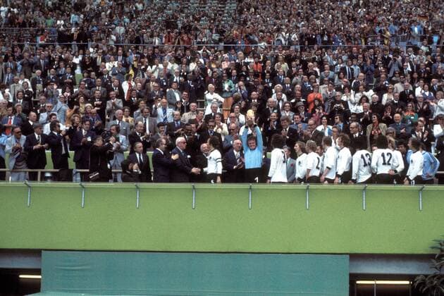FIFA-Präsident Sir Stanley Rous (England) gratuliert Franz Beckenbauer zum Weltmeistertitel, daneben DFB-Präsident Hermann Neuberger (li.); Bundespräsident Walter Scheel (FDP, Mitte) bestaunt Torwart Sepp Maier (alle BR Deutschland) mit dem FIFA-Weltpokal Fußball WM Herren DEUTSCHSPRACHIGE SPORTZEITSCHRIFTEN UND -ZEITUNGEN NUR NACH RÜCKSPRACHE, Weltmeisterschaft 1974 Totale Nationaltrikot, Finale, Endspiel, Länderspiel, Cup München, BRD, Politik, Politiker, Bundespolitiker Freude,