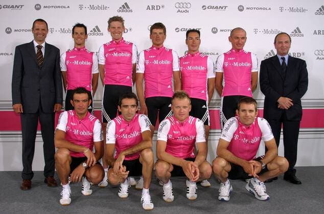 Mannschaftsfoto T Mobile, hi.v.li.: Sportlicher Leiter Mario Kummer, Andreas Klöden, Rolf Aldag, Jan Ullrich, Erik Zabel, Sergej Ivanov und Teammanager Walter Godefroot; vorn: Daniele Nardello, Giuseppe Guerini, Matthias Kessler, und Santiago Botero Radsport Herren Vorschau Tour de France 2004, Straßenradsport, Straße, Rad, Vorstellung, Präsentation, Vdig Totale Bonn