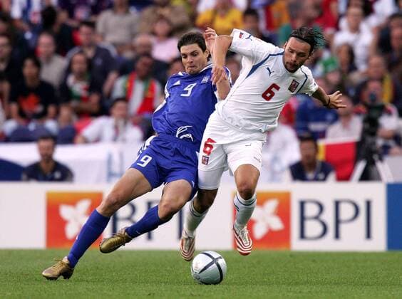Marek Jankulovski (Tschechien, li.) gegen Angelos Charisteas (Griechenland) Fußball EM Herren Euro 2004, Europameisterschaft, Länderspiel, Nationalmannschaft, Nationalteam, Halbfinale Gruppe Porto Dynamik,