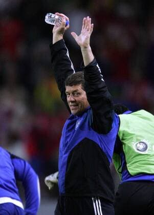 Nationaltrainer Otto Rehhagel (Griechenland) bejubelt den Finaleinzug Fußball EM Herren Euro 2004, Europameisterschaft, Länderspiel, Nationalmannschaft, Nationalteam, Halbfinale, Einzelbild Porto Freude,