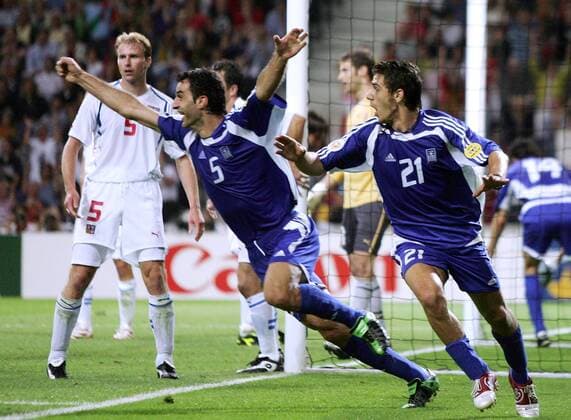 Torschütze Traianos Dellas (li.) jubelt mit Konstantinos Katsouranis (beide Griechenland) über das Silver Goal Fußball EM Herren Euro 2004, Europameisterschaft, Länderspiel, Nationalmannschaft, Nationalteam, Halbfinale, Gruppe Porto Freude, Begeisterung,