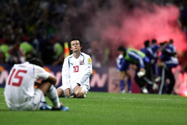 Tomas Rosicky (re. ) und Baros (beide Tschechien) sitzen deprimiert am Boden Fußball EM Herren Euro 2004, Europameisterschaft, Länderspiel, Nationalmannschaft, Nationalteam, Halbfinale, Gruppe Porto Leere Enttäuschung, Verzweiflung