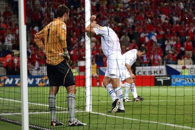 Jan Koller lehnt verzweifelt am Pfosten, auch Torwart Petr Cech (beide Tschechien) ist ob des Ausscheidens im Halbfinale enttäuscht Fußball EM Herren Euro 2004, Europameisterschaft, Länderspiel, Nationalmannschaft, Nationalteam, Halbfinale Gruppe Porto Enttäuschung, Verzweiflung,
