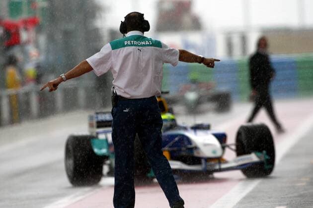 Ein Crewmitglied von Sauber-Petronas ordert bei dem starken Regen einen der beiden Piloten an die Box Motorsport Grand Prix Herren Großer Preis von Frankreich 2004, Formel 1 Weltmeisterschaft, F1, F, GP, WM, Freies Training Einzelbild Circuit de Nevers Magny-Cours