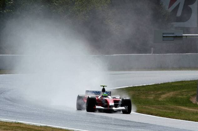 Cristiano da Matta (Brasilien Toyota) wirbelt mit seinem Boliden jede Menge Wasser auf Motorsport Grand Prix Herren Großer Preis von Frankreich 2004, Formel 1 Weltmeisterschaft, F1, F, GP, WM, Freies Training Totale Circuit de Nevers Magny-Cours Dynamik,