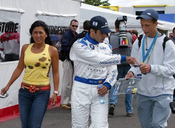 Marc Gene (Spanien BMW-Williams) gibt Autogramme, li. seine Lebensgefährtin Eva Sakay Motorsport Grand Prix Herren Großer Preis von Frankreich 2004, Formel 1 Weltmeisterschaft, F1, F, GP, WM, Freies Training Gruppe Circuit de Nevers Magny-Cours