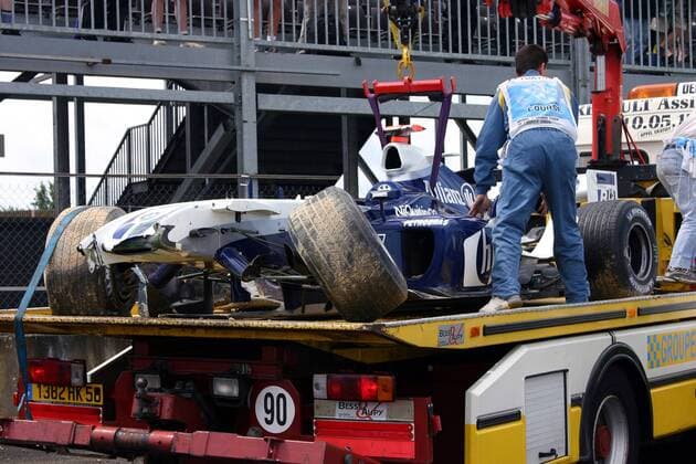 Der stark beschädigte BMW-Williams von Juan Pablo Montoya (Kolumbien) wird abtransportiert Motorsport Grand Prix Herren Großer Preis von Frankreich 2004, Formel 1 Weltmeisterschaft, F1, F, GP, WM, Freies Training Gruppe Circuit de Nevers Magny-Cours