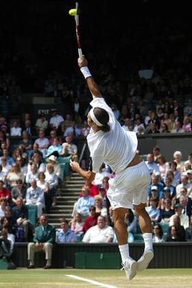 Roger Federer (Schweiz) - Aufschlag Tennis Herren All England Championships 2004, ATP-Tour, Grand Slam, Halbfinale, Rasen, Rasenplatz, Rasentennis, Einzelbild Wimbledon London Dynamik,
