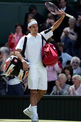 Roger Federer (Schweiz) bedankt sich bei den Zuschauern Tennis Herren All England Championships 2004, ATP-Tour, Grand Slam, Halbfinale, Rasen, Rasenplatz, Rasentennis, Einzelbild Wimbledon London Freude,