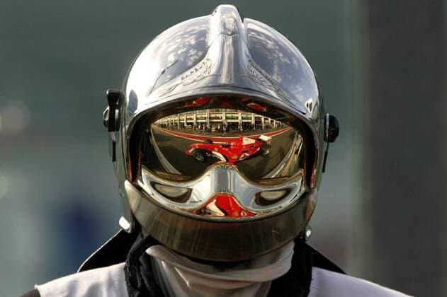 Michael Schumacher (Deutschland Ferrari) spiegelt sich mit seinem Boliden in einem Visier wieder Motorsport Grand Prix Herren Großer Preis von Frankreich 2004, Formel 1 Weltmeisterschaft, F1, F, GP, WM, Qualifying Einzelbild Circuit de Nevers Magny-Cours