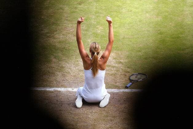 Maria Sharapova (Rußland) holt ihren ersten Grand Slam Titel Tennis Damen All England Championships 2004, Grand Slam, WTA-Tour, Rasen, Rasenplatz, Rasentennis, Rasenturnier Einzelbild Wimbledon London Freude,
